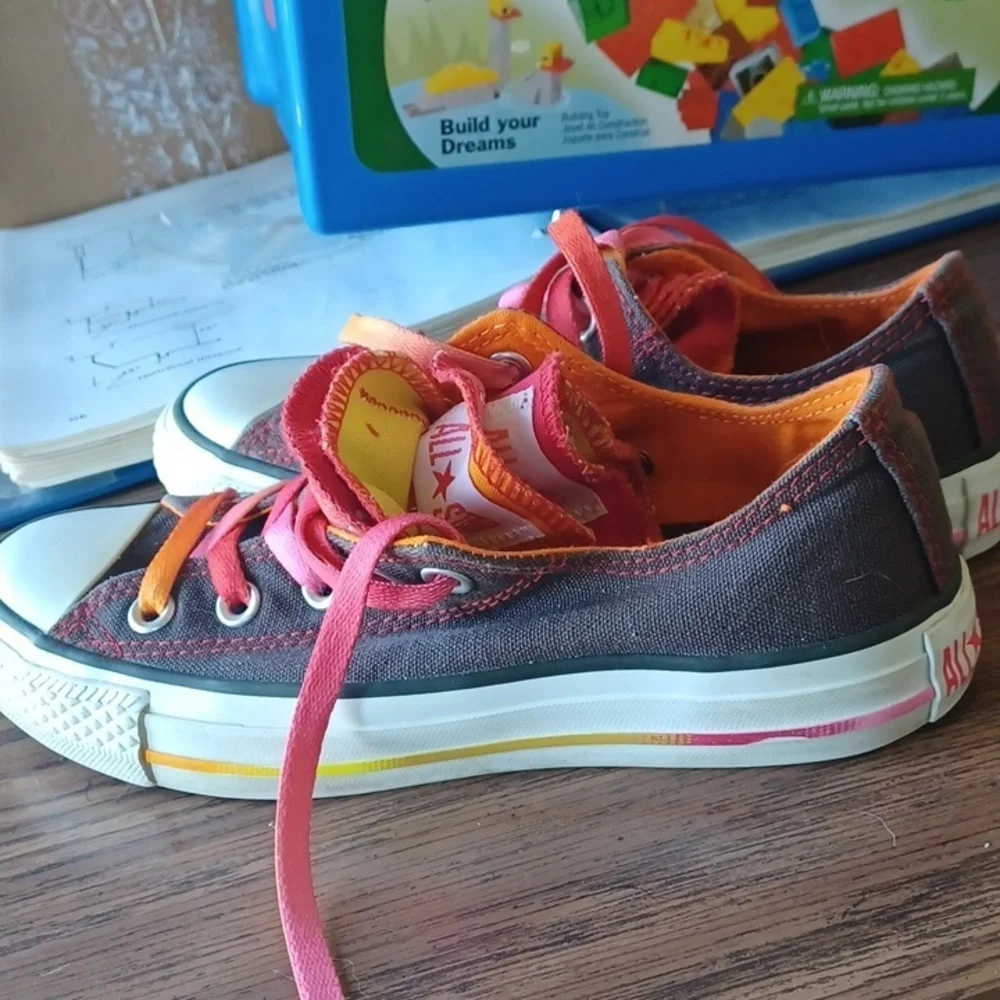 Converse Black and Pink SZ 6, multicolor tongues